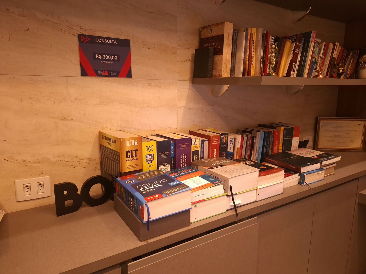 Estante com literatura jurídica no escritório Fourakis Cândido Advocacia
