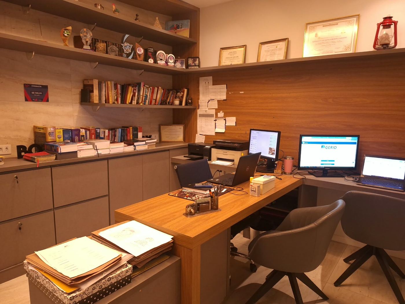 Mesa de trabalho do escritório Fourakis Cândido Advocacia